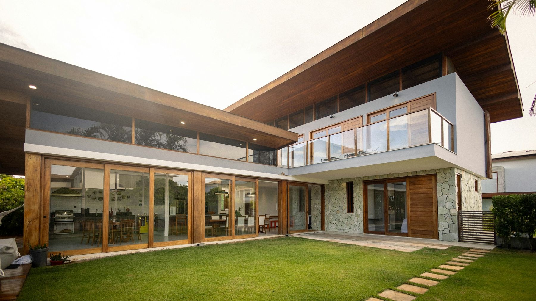 Una casa moderna con un césped bien cuidado
