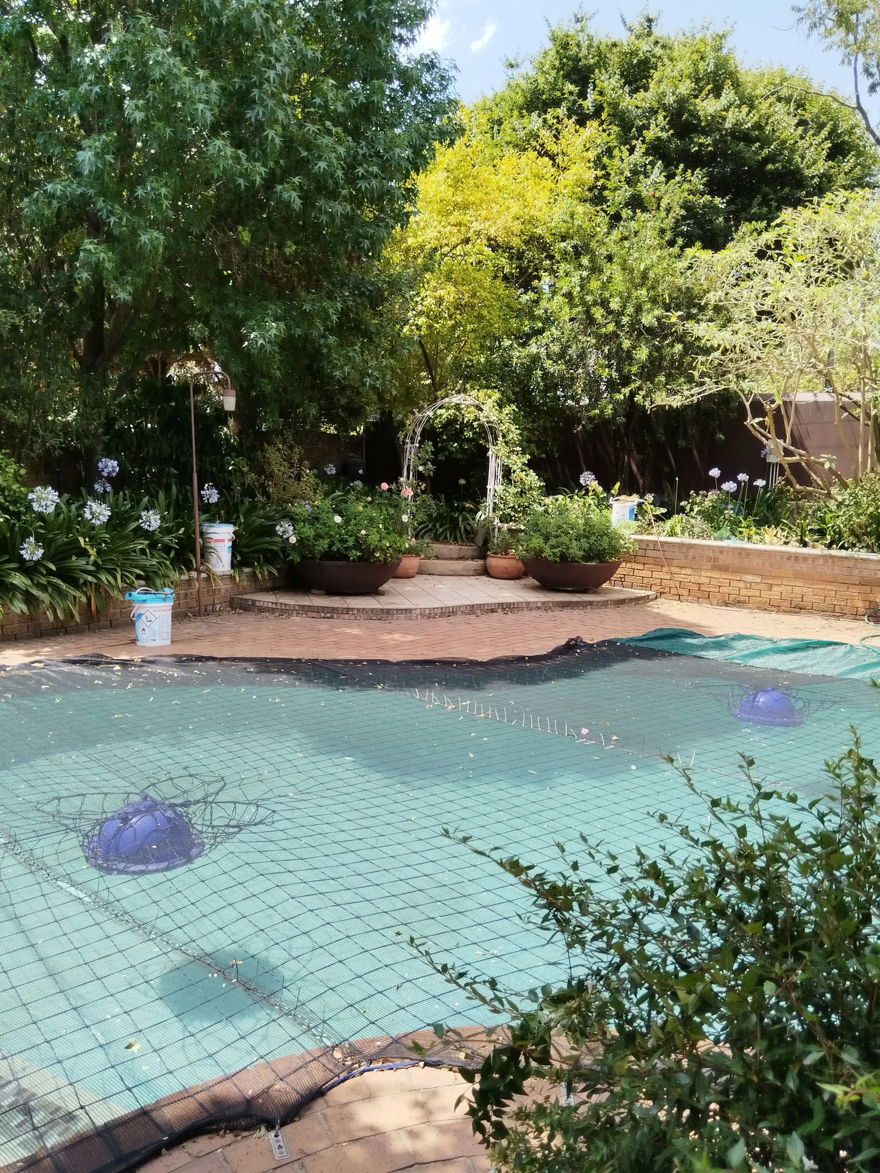 Ein Pool, für die Saison unter einem Sicherheitsnetz geschlossen