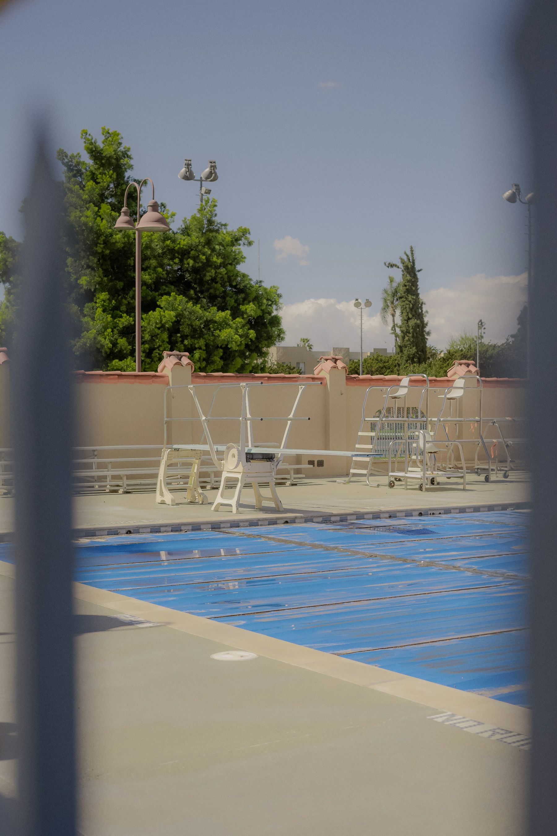 Ein Pool, für den Winter unter einer blickdichten Abdeckung geschlossen