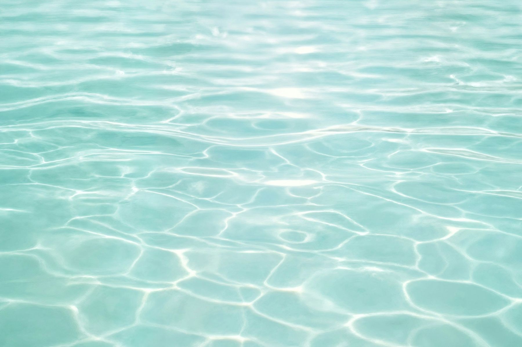 Klares, sonnenbeschienenes Poolwasser